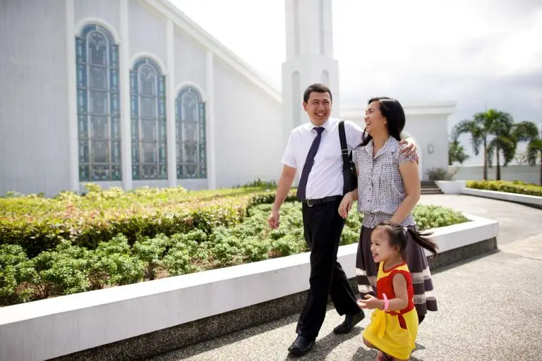 A Phillippines young family visits the temple.